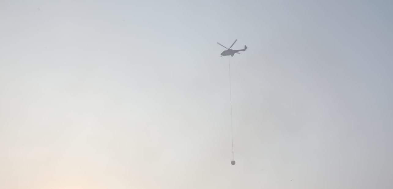 Aksi Helikopter BNPB Padamkan Api Di TPST Sarimukti